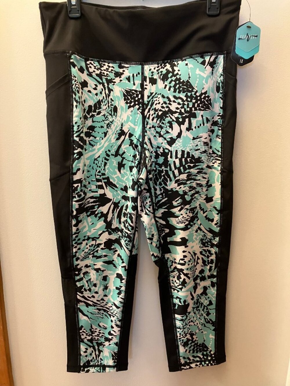 NWT LulaRoe Rise Fearless Capri Leggings Size 1X Black/Light Teal/White 32"L